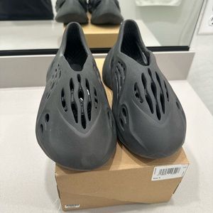 adidas Yeezy Foam RNR Carbon